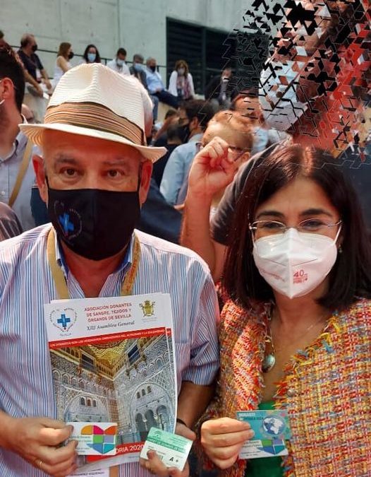 Carolina Darías, Ministra de Sanidad, con la donación.