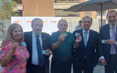 EL colegio de médicos con las donaciones.